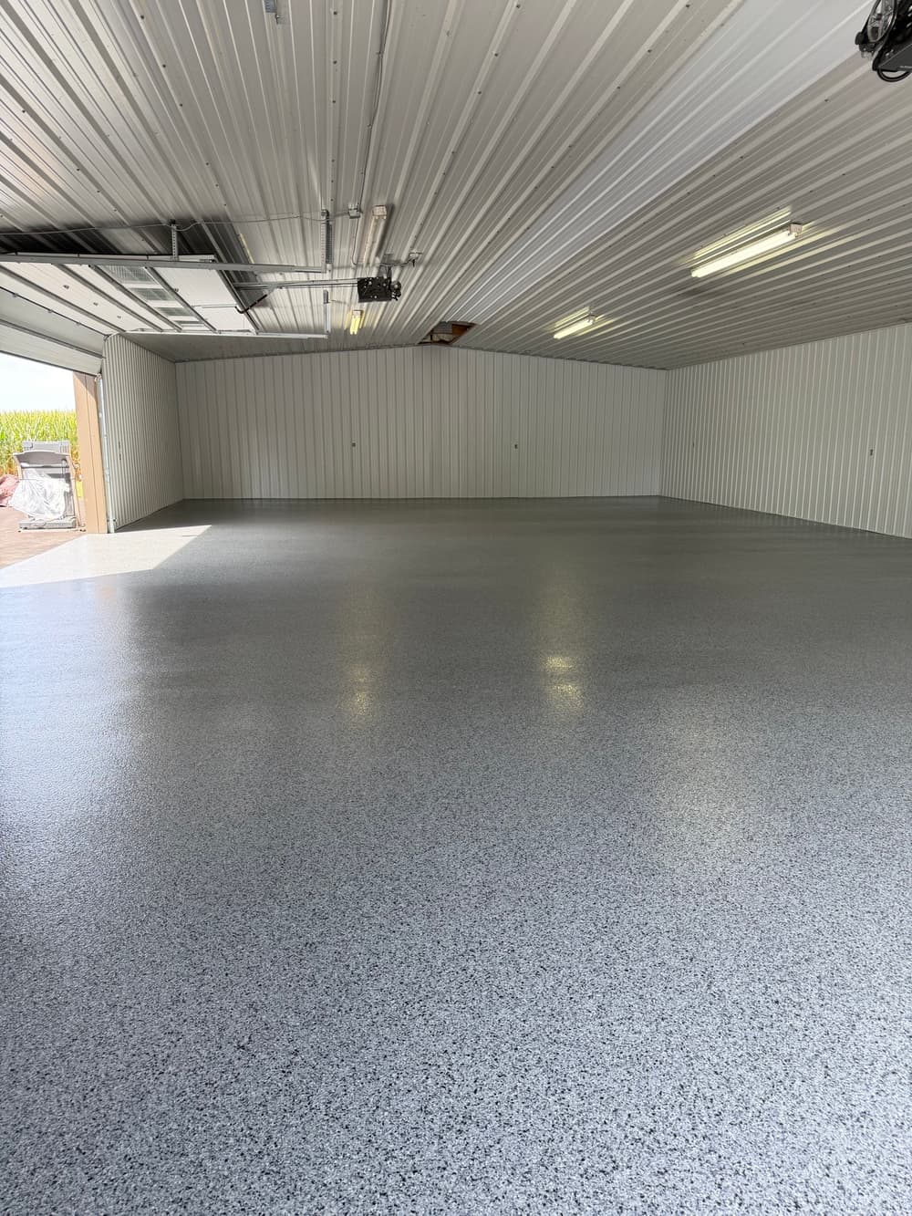 Project 3,000 SF Full-Broadcast Flake System in a New Castle Pole Barn image
